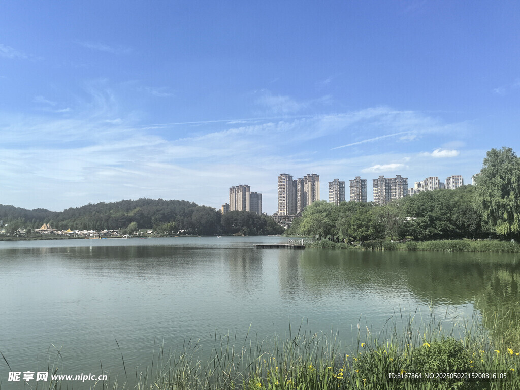 湖畔城市风光美景