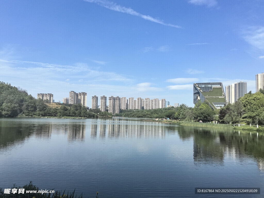 湖畔城市风光美景