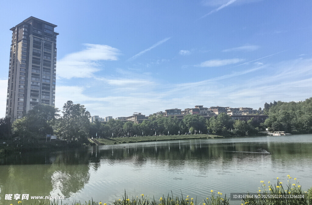 湖畔高楼美景