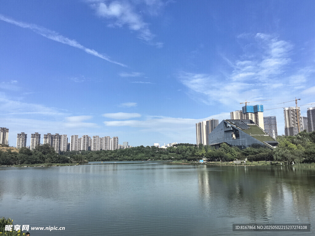 湖畔城市风光美景