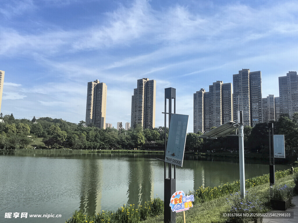 湖畔高楼风景