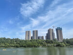 湖畔高楼与蓝天绿树美景