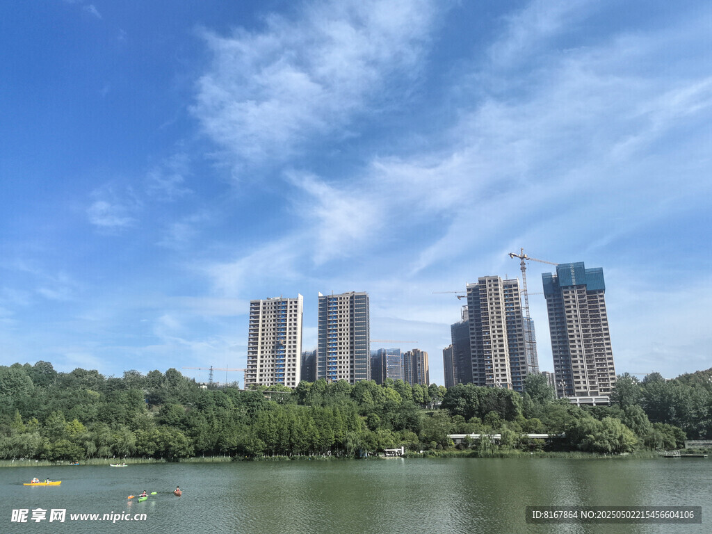 湖畔高楼与蓝天绿树美景