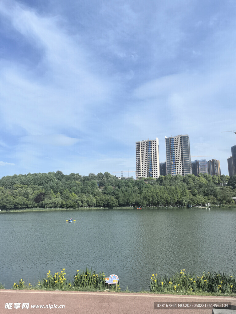 河畔高楼与蓝天绿树美景
