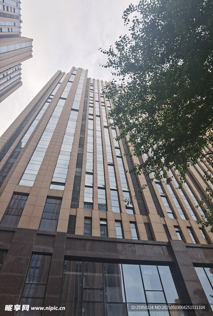现代高层商务办公楼