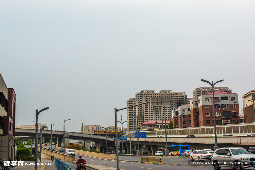城市街道与远处建筑景观