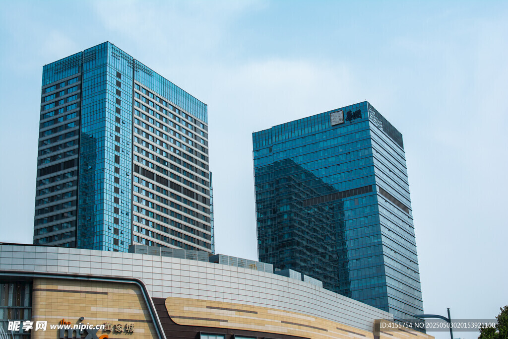 现代双子摩天大楼景观