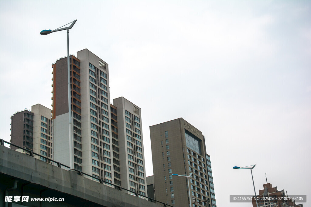 城市高楼与道路景观
