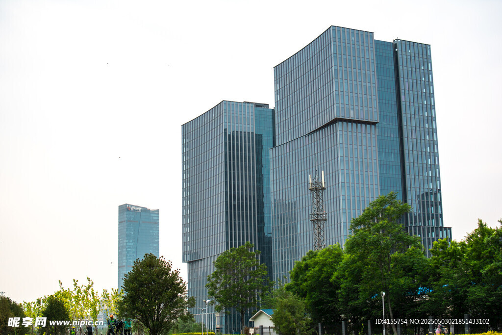 现代都市高楼与绿树景观