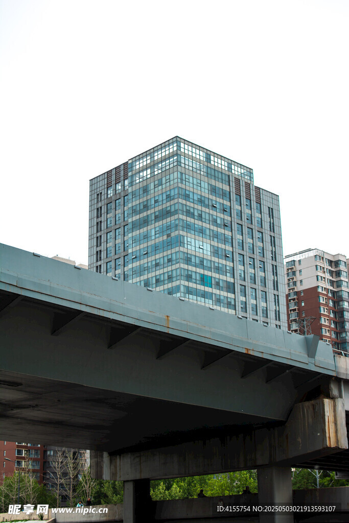 城市高架桥与现代建筑