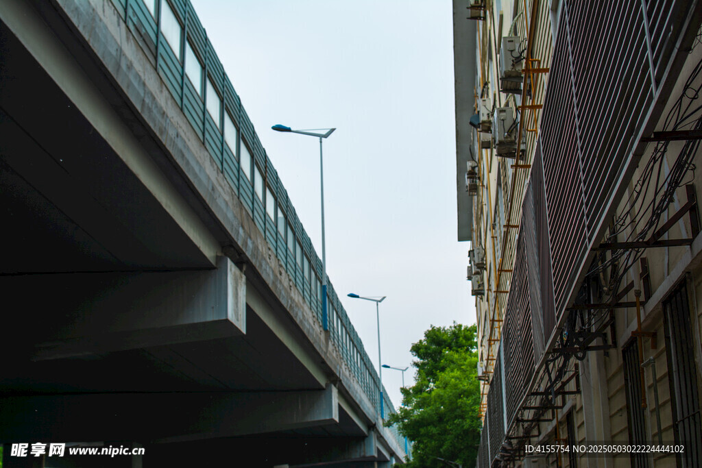 城市高架桥与街边建筑