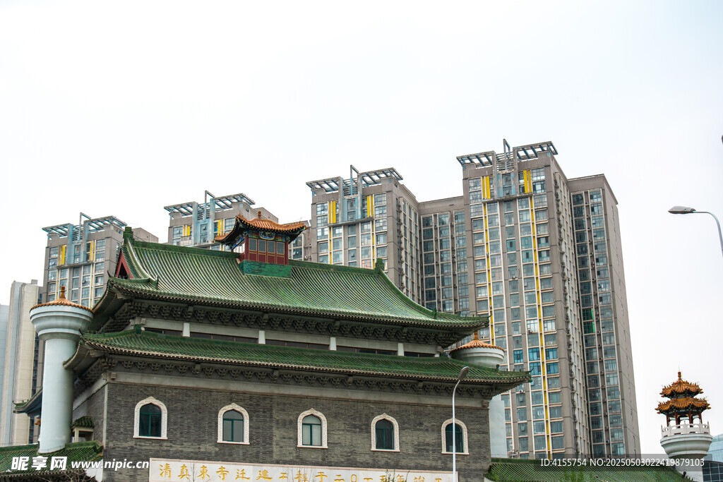 中式古建与现代高楼相映