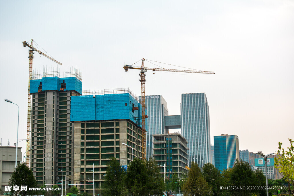 城市建筑工地塔吊林立