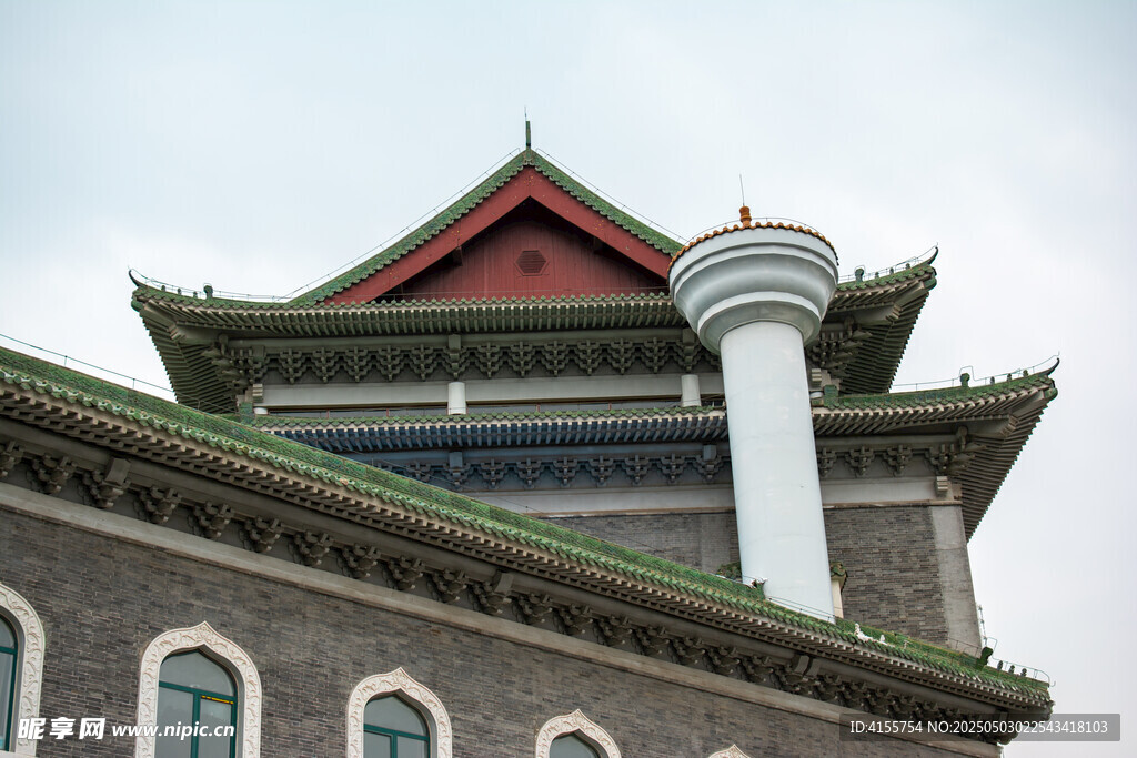 中式古建筑屋顶与烟囱