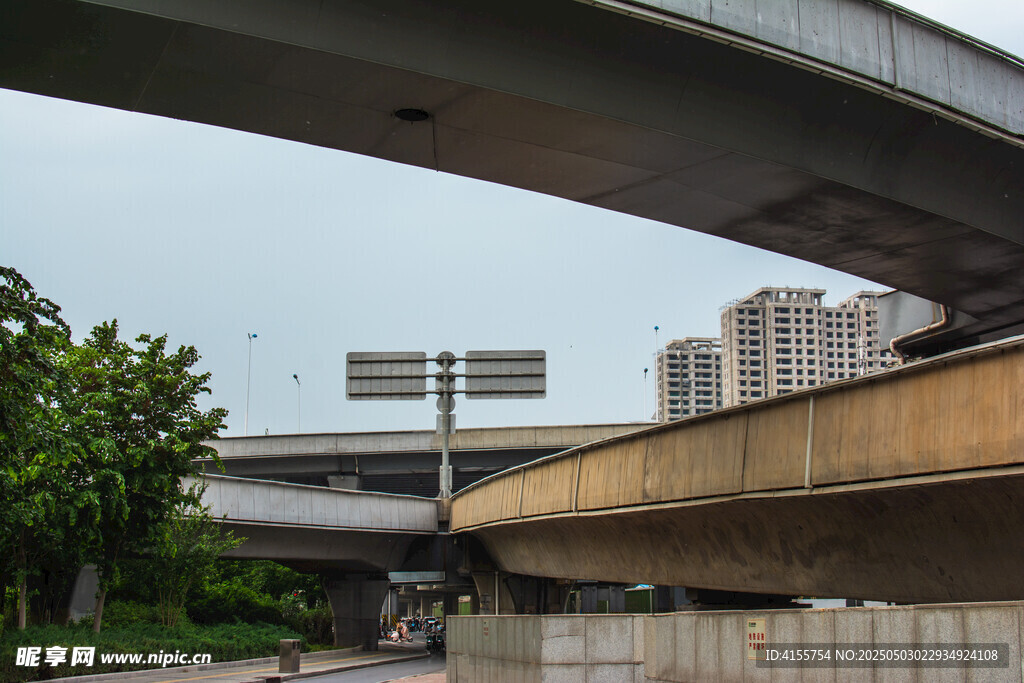 城市高架桥及周边景象