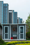 现代简约户外小屋与高楼