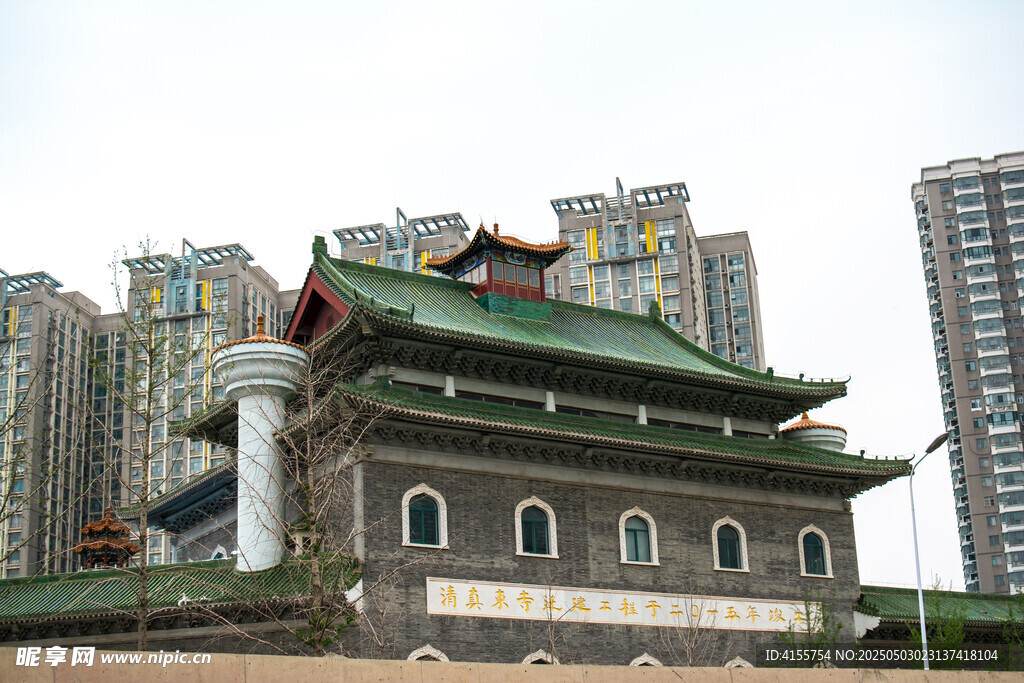 中式风格建筑与现代高楼相映