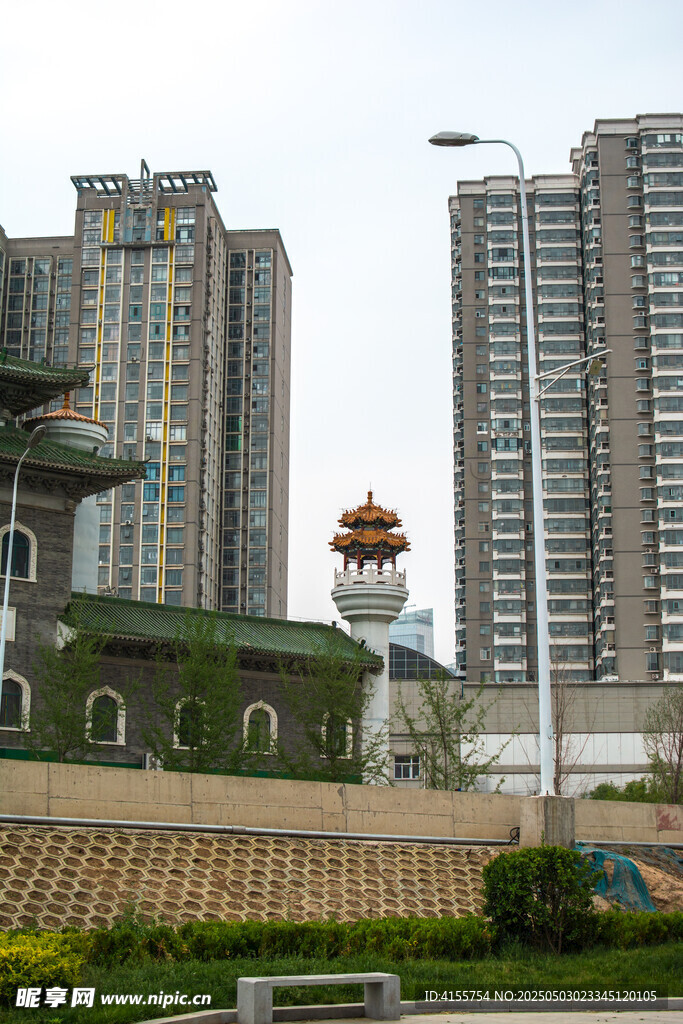 城市景观中的高楼与传统建筑