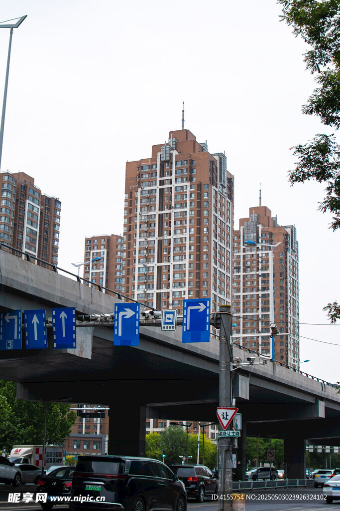 城市高架桥及周边建筑景观