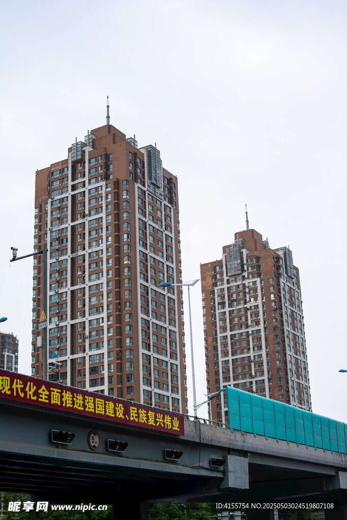 城市高楼与高架桥景观