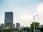 城市街景中的高楼与路灯