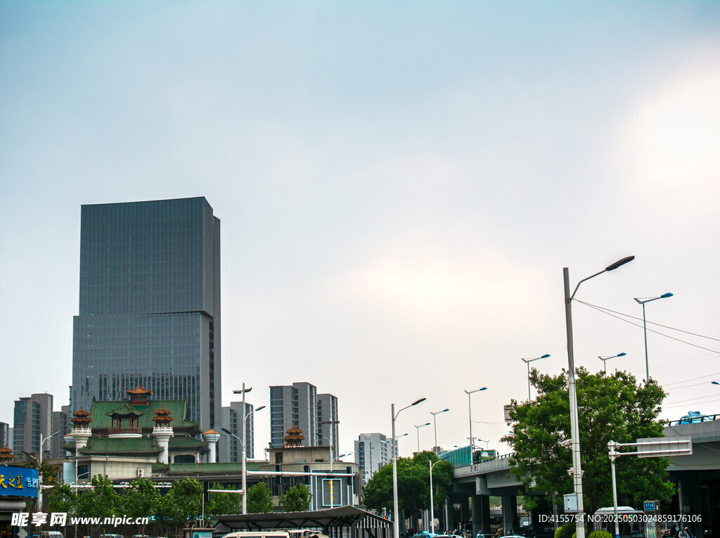 城市街景中的高楼与路灯
