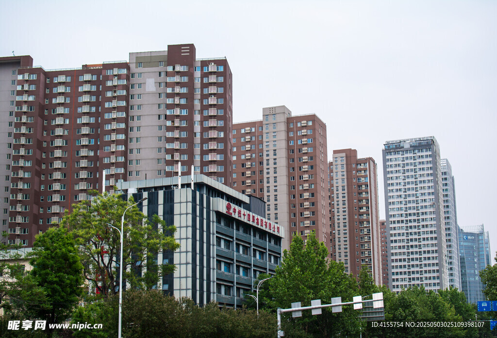 城市高楼与街边建筑景观