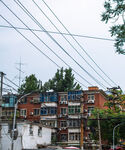 老旧居民区的杂乱电线