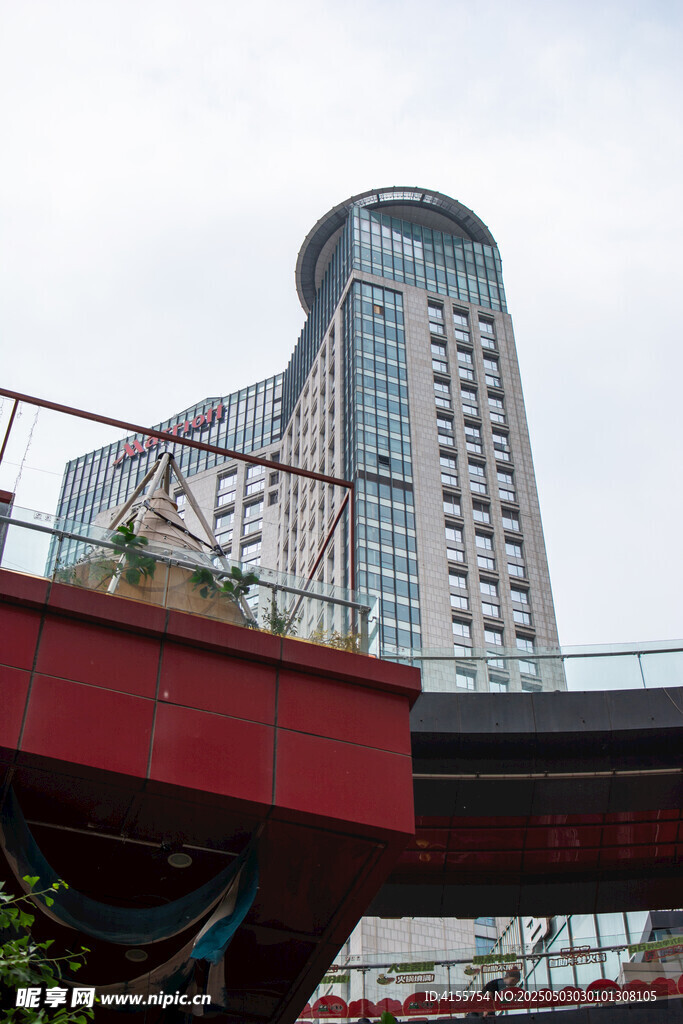 城市中独特造型的高楼建筑