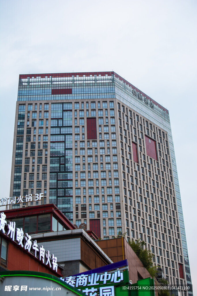 城市中高耸的现代化建筑