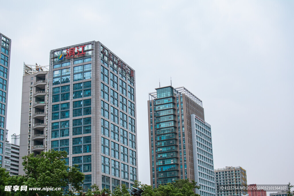 都市高楼林立的商务景象