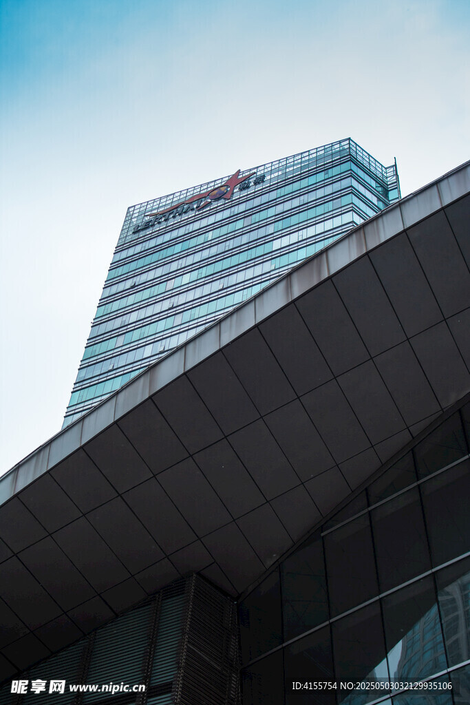 现代高楼建筑外观一角