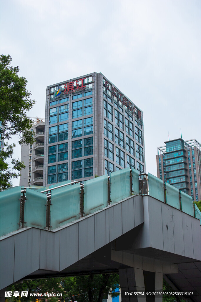 城市天桥旁的现代高楼