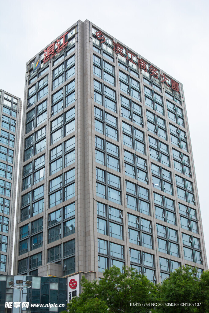 现代高层商务办公大楼