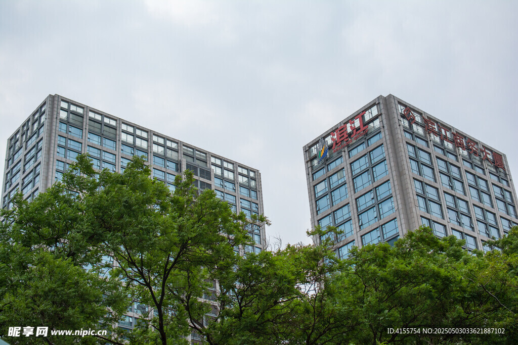 城市中两栋现代化高楼大厦