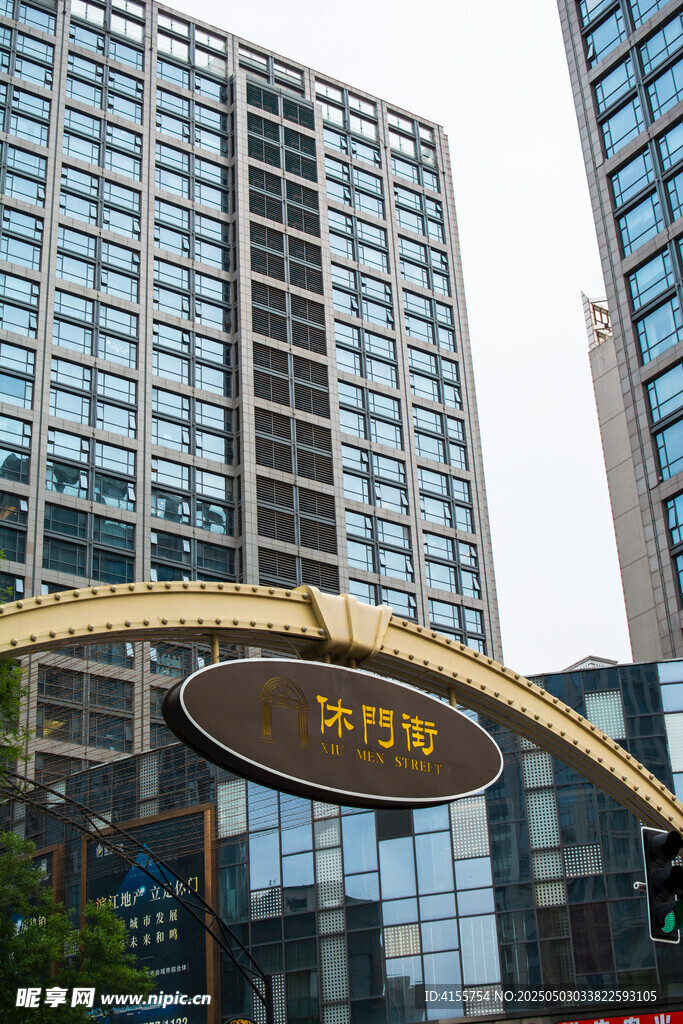 繁华都市中的特色建筑标识