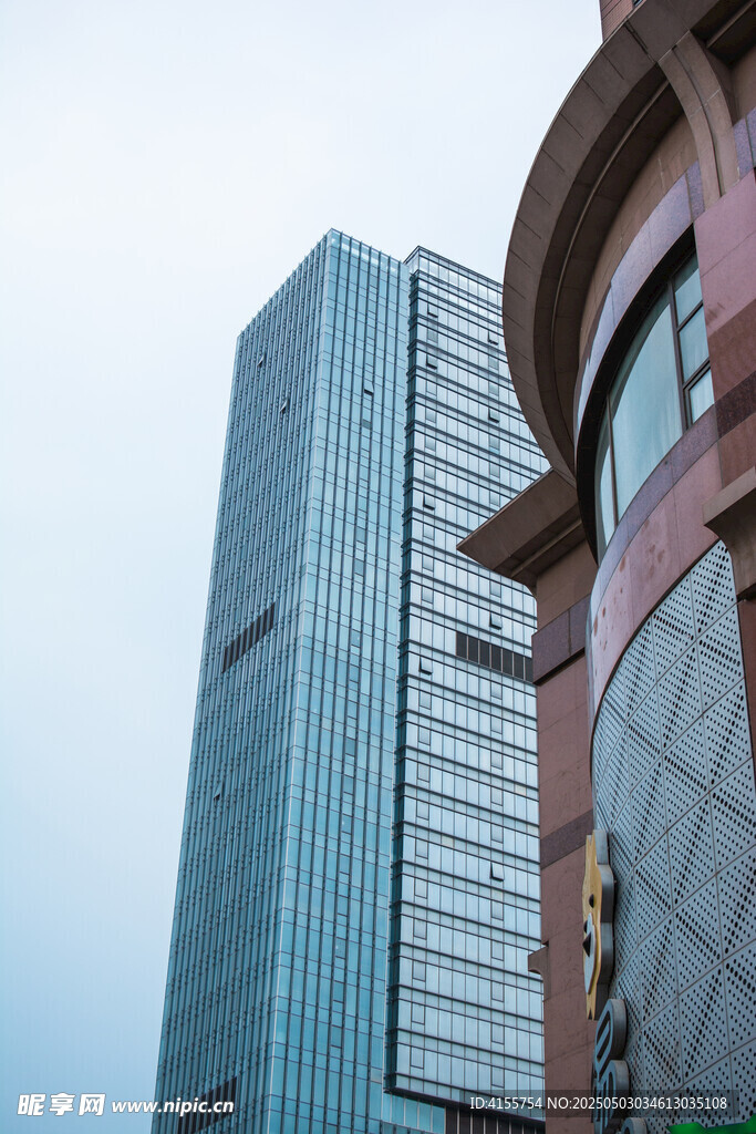 现代高楼与特色建筑外观