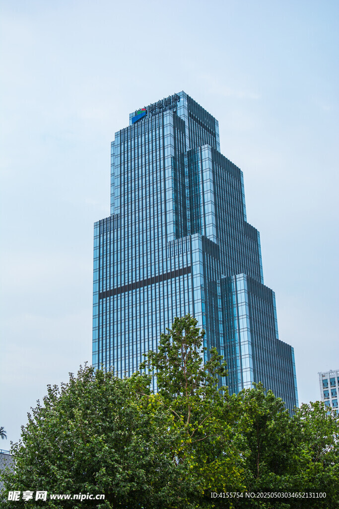 现代摩天大楼与绿树景观