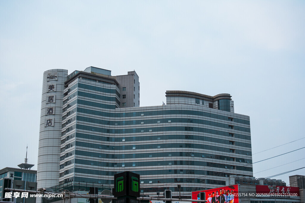 城市中的现代化弧形建筑