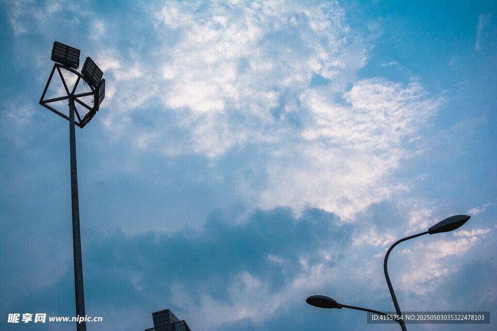 天空下的路灯
