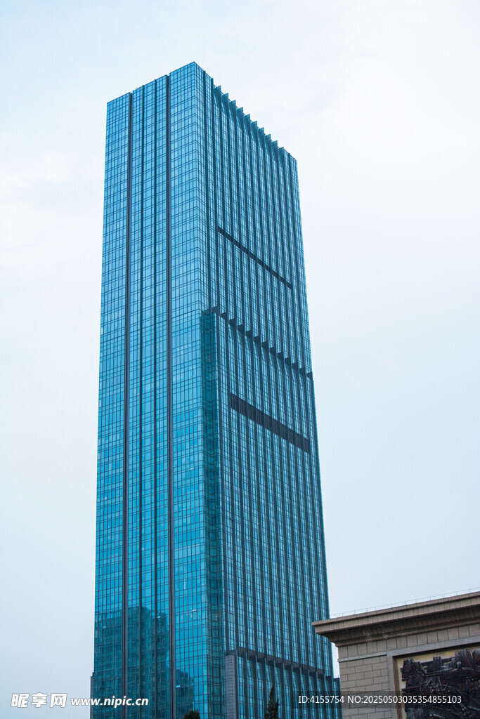 高耸入云的现代玻璃摩天楼