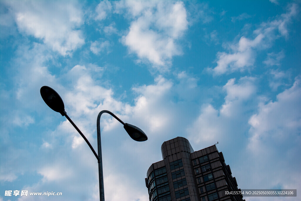 路灯与高楼间的晴朗天空