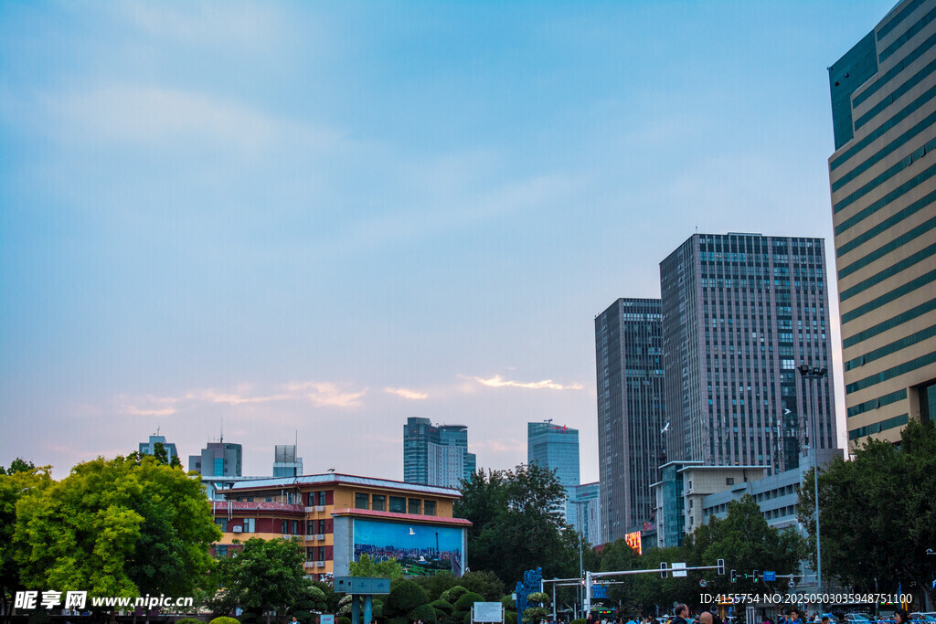 城市天际线与绿树相映