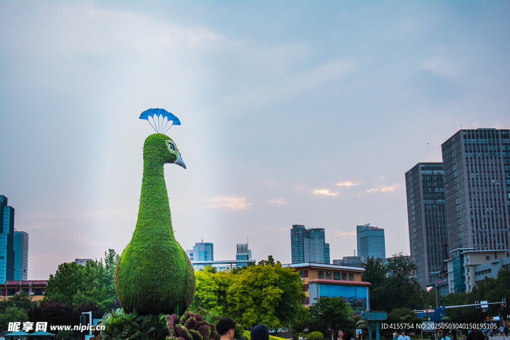 城市中独特的绿色孔雀雕塑景观