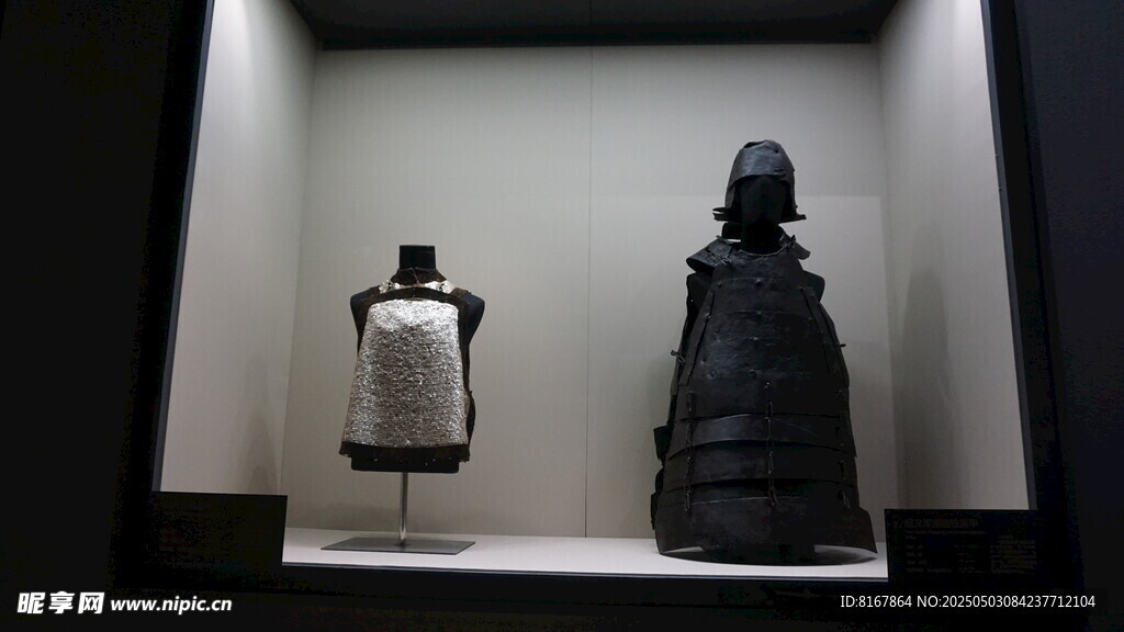 展厅中的古代服饰与雕像