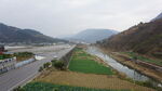 山间公路旁的田园风光