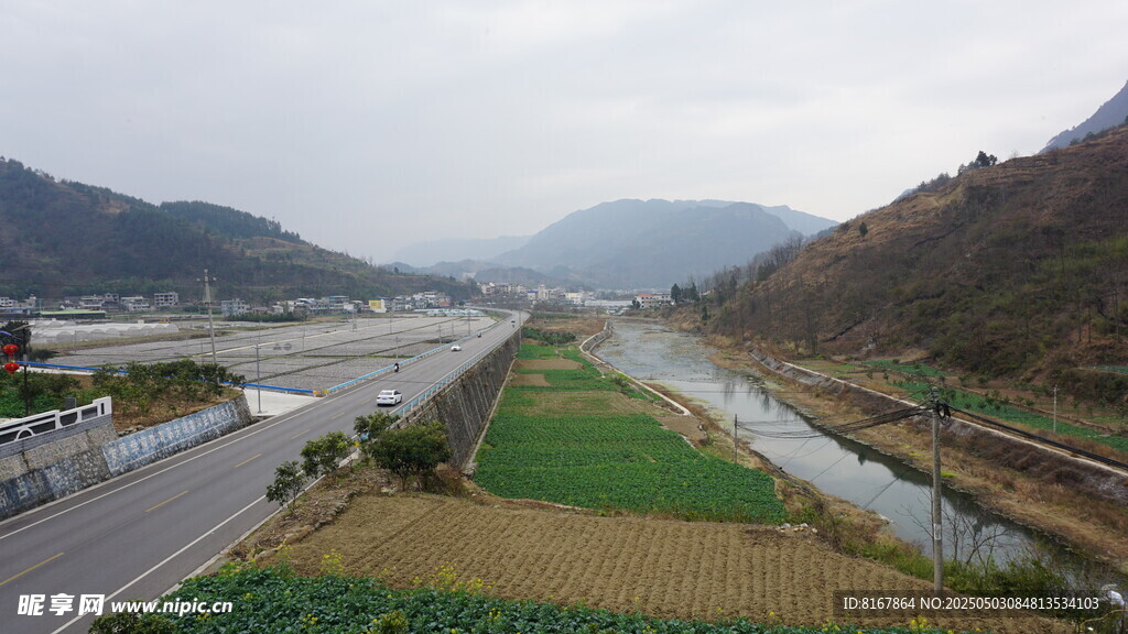 山间公路旁的田园风光