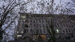 冬日树木掩映下的老旧建筑