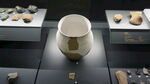 古代陶器展示于展台上