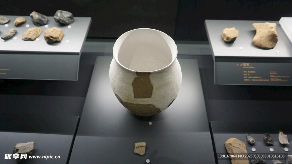 古代陶器展示于展台上